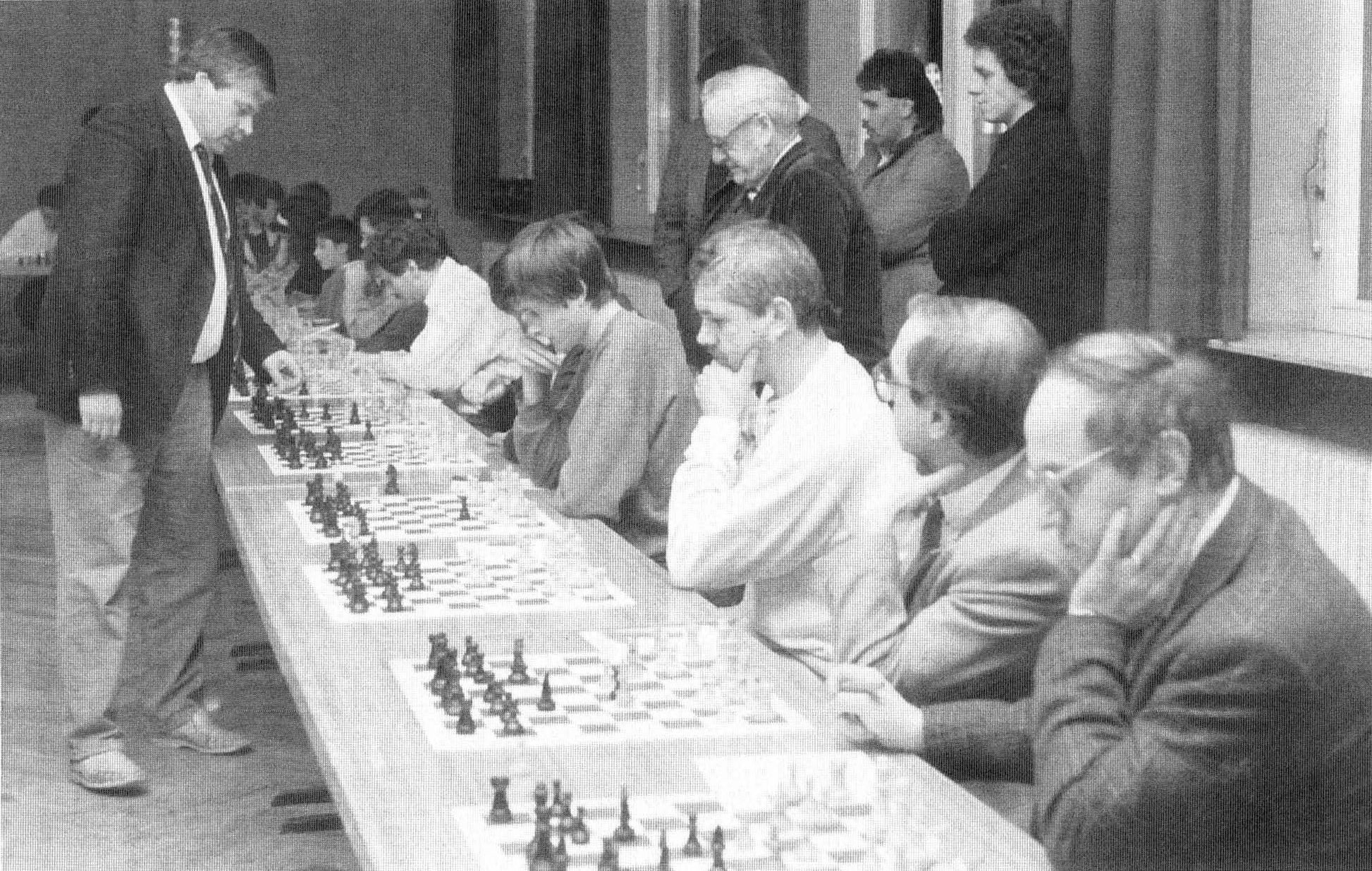 Vlastimil Hort gegen Spieler des Schachclubs Schifferstadt (1988) Bild 1
